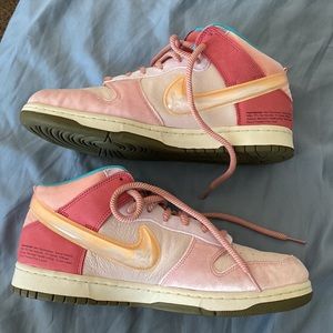 Nike ’Strawberry milk’ dunks size 12